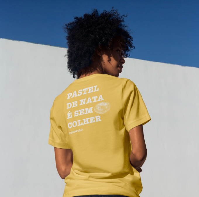 Pessoa de costas com t-shirt amarela LusoFilo